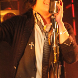 魔法のステッキを振り回しながら歌う准さん