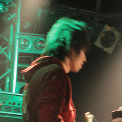 「誰か他にベースを弾ける人はおらんよなぁ…」「いたっ！」（救世主、准さん：茶番）