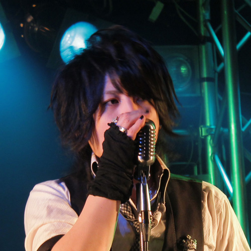 青い照明と准さん