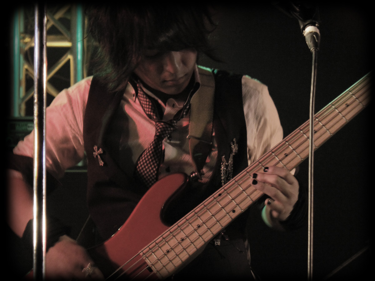 ベースを弾く准さん